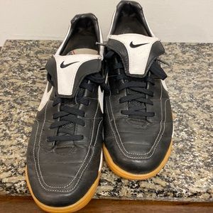 Nike indoor soccer men’s size 10.5. 312856-011 model